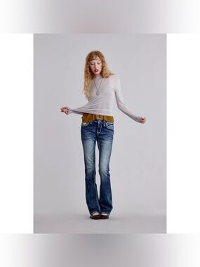 True Luck Flare Mid Rise Jeans With Contrast Stitching And Whiskering Sz 7/8